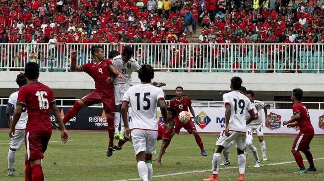 Pertandingan persahabatan antara kesebelasan Indonesia vs Myanmar di Stadion Pakansari, Cibinong, Jawa Barat, Selasa (21/3/2017). [Suara.com/Kurniawan Mas'ud]