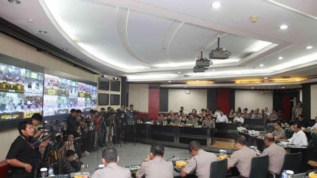 Menteri Perhubungan Budi Karya bersama Menkominfo Rudi Antara bertemu Kapolri Tito Karnavian di ruang Pusdalsis Mabes Polri, Jakarta, Selasa (21/3/2017). [Suara.com/Oke Atmaja]