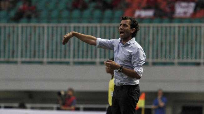 Pertandingan persahabatan antara kesebelasan Indonesia vs Myanmar di Stadion Pakansari, Cibinong, Jawa Barat, Selasa (21/3/2017). [Suara.com/Kurniawan Mas'ud]