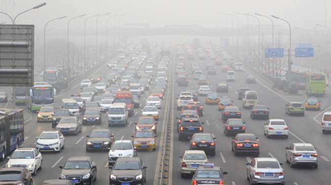 Lalu-lintas di jalanan kota Beijing, Cina pada Desember 2015 (Shutterstock).