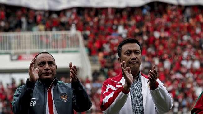 Pertandingan persahabatan antara kesebelasan Indonesia vs Myanmar di Stadion Pakansari, Cibinong, Jawa Barat, Selasa (21/3/2017). [Suara.com/Kurniawan Mas'ud]