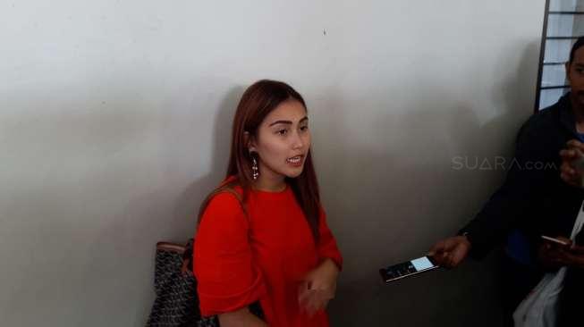 Ayu Ting Ting akhirnya buka suara terkait perseteruan dengan mantan suaminya, Henry Baskoro Hendarso alias Enji, di kediamannya di kawasan Sukma Jaya, Depok, Jawa Barat, Selasa (21/3/2017).