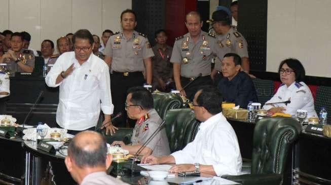 Menteri Perhubungan Budi Karya bersama Menkominfo Rudi Antara bertemu Kapolri Tito Karnavian di ruang Pusdalsis Mabes Polri, Jakarta, Selasa (21/3/2017). [Suara.com/Oke Atmaja]