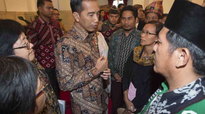 Presiden Joko Widodo bertemu dengan Masyarakat Adat di Istana Negara, Jakarta, Rabu (22/3).