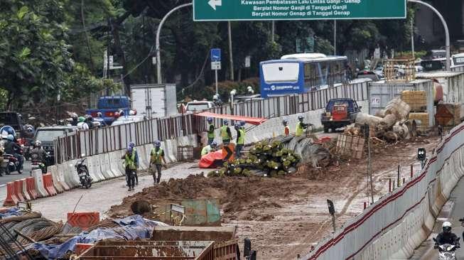 Proyek pembangunan underpass Mampang-Kuningan, di Jakarta, Rabu (22/3).