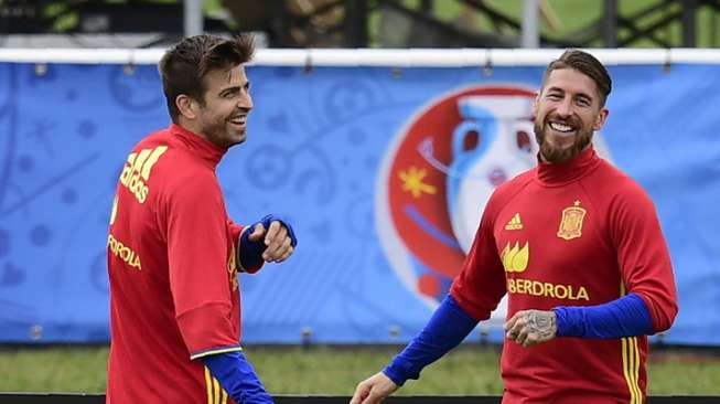 Dua bek andalan tim nasional Spanyol, Gerard Pique dan Sergio Ramos. [AFP/Pierre-Phillippe Marcou]