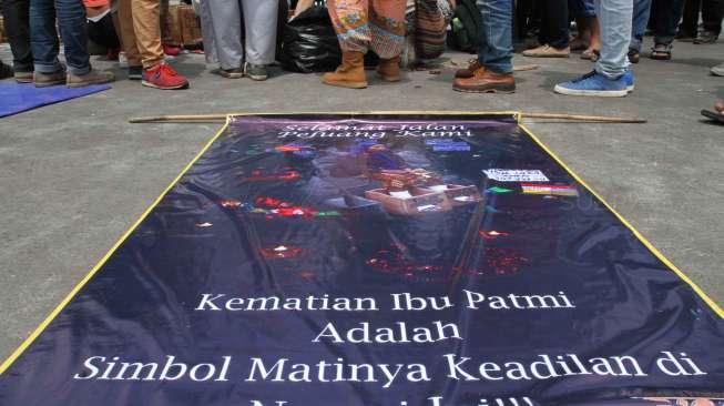 Sejumlah relawan KontraS dan LBH menggelar aksi pasung kaki dengan semen di depan Istana Merdeka, Jakarta, Rabu (22/3).