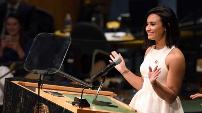 Aktris dan penyanyi Demi Lovato saat berbicara di Hari Bahagia Internasional  di Markas PBB, New York City, 18 Maret 2017 [AFP].