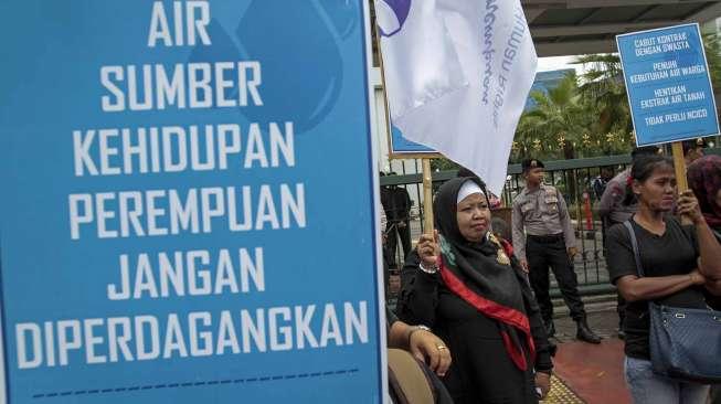 Puluhan aktivis dari berbagai LSM Lingkungan memperingati Hari Air Sedunia di depan gedung Mahkamah Agung RI, Jakarta, Rabu (22/3).