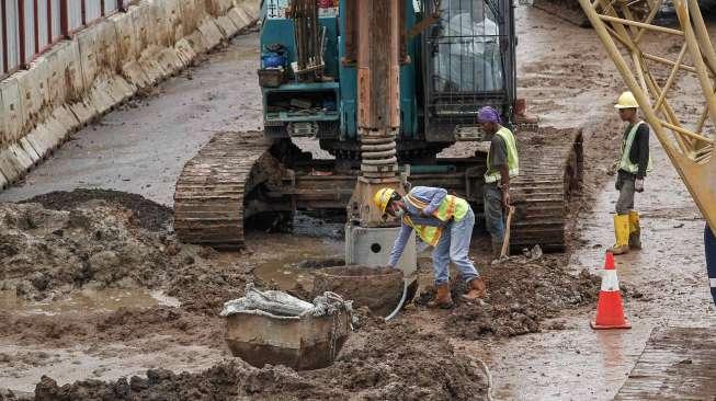 Proyek pembangunan underpass Mampang-Kuningan, di Jakarta, Rabu (22/3).