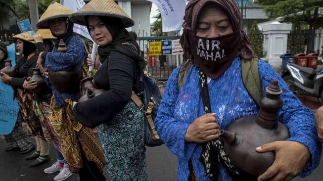 Agar Pemerintah mengakhiri 20 tahun swastanisasi air.    