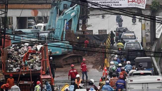 Kemacetan kendaraan yang akan melintasi terowongan proyek pembangunan double-double track untuk Manggarai-Jatinegara, Jakarta, Kamis (23/3).