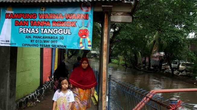 Kampung warna warni tanpa rokok di Cipinang Besar Selatan, Jakarta, Kamis (23/3).