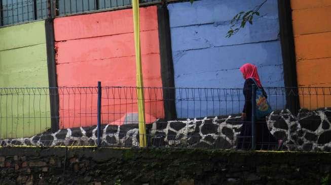 Kampung warna warni tanpa rokok di Cipinang Besar Selatan, Jakarta, Kamis (23/3).