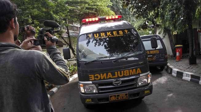 Jenazah terduga teroris yang tewas saat terjadi baku tembak dengan petugas Densus 88 anti teror di Kelurahan Kepuh Kecamatan Ciwandan, Cilegon, Banten, Kamis (23/3).