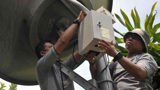 Petugas Balai Meteorologi, Klimatologi dan Geofisika (BMKG) memantau citra satelit cuaca mengenai polusi udara saat Hari Raya Nyepi di Kantor BMKG Wilayah III Denpasar, Bali, Kamis (23/3).