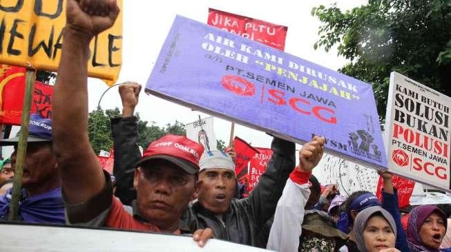 Masyarakat terdampak industri batubara bersama koalisi masyarakat sipil melakukan aksi didepan Komisi Pemberantasan Korupsi (KPK), Jakarta, Kamis, (23/3).