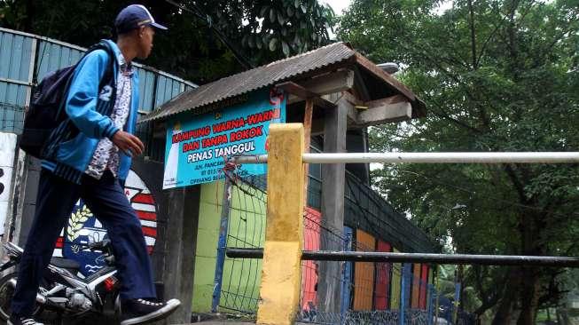 Kampung warna warni tanpa rokok di Cipinang Besar Selatan, Jakarta, Kamis (23/3).