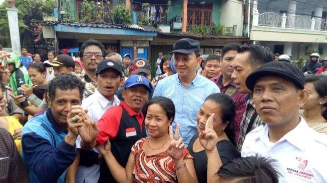 Ahok Foto-foto Bareng Warga, Pengendara Teriak karena Bikin Macet