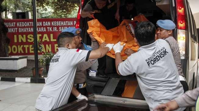 Jenazah terduga teroris yang tewas saat terjadi baku tembak dengan petugas Densus 88 anti teror di Kelurahan Kepuh Kecamatan Ciwandan, Cilegon, Banten, Kamis (23/3).