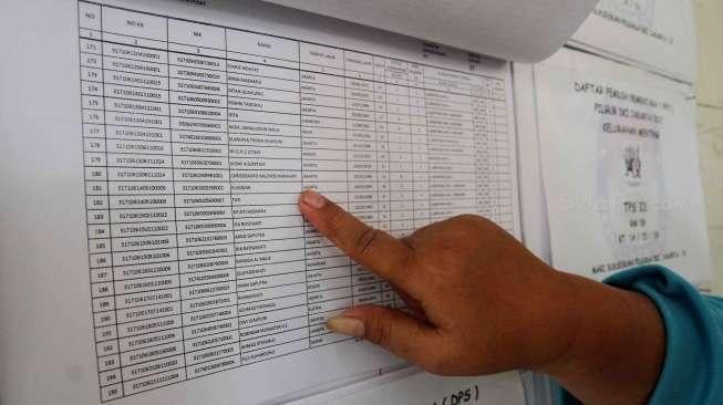 Daftar Pemilih Sementara (DPS) Pilkada DKI Jakarta putaran kedua di Kelurahan Menteng, Jakarta, Jumat (24/3).