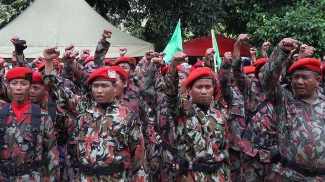 Pemuda Muhammadiyah menggelar unjuk rasa di depan gedung KPK, Jakarta, Jumat (24/3).