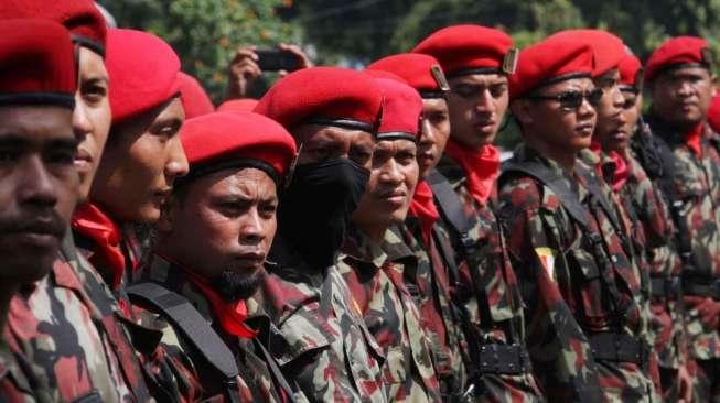 Pemuda Muhammadiyah menggelar unjuk rasa di depan gedung KPK, Jakarta, Jumat (24/3).