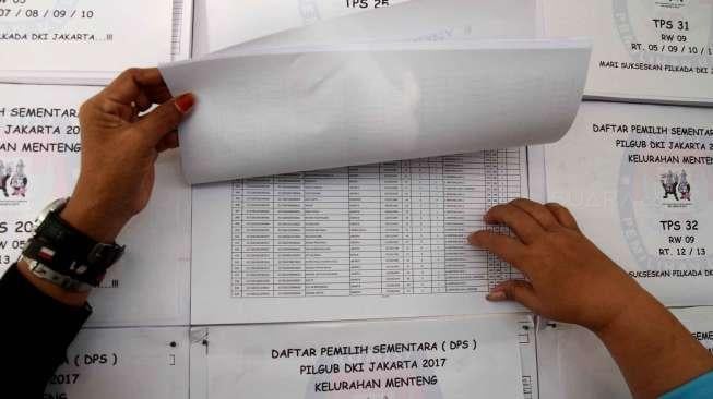 Daftar Pemilih Sementara (DPS) Pilkada DKI Jakarta putaran kedua di Kelurahan Menteng, Jakarta, Jumat (24/3).