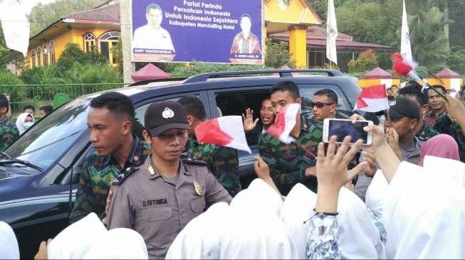 Jokowi Sering Minta Berhenti di Jalan Buat Bagikan Buku ke Anak