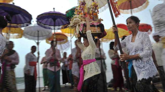 Upacara Melasti menjelang Hari Raya Nyepi Tahun Saka 1939 di Pantai Padanggalak, Denpasar, Bali, Jumat (24/3).