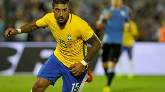 Gelandang Brasil Paulinho merayakan golnya ke gawang tuan rumah Uruguay. DANTE FERNANDEZ / AFP