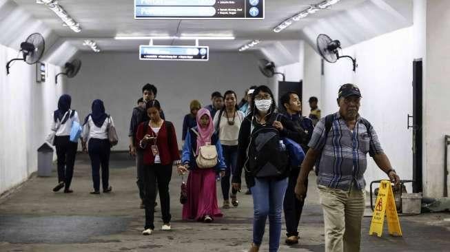 Sejumlah penumpang tampak melewati lorong underpass di Stasiun Manggarai, Jakarta, Sabtu (25/3/2017). [Suara.com/Kurniawan Mas'ud]