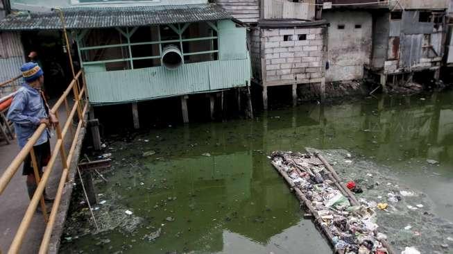 Aktivitas warga di kawasan pemukiman kumuh kampung Grogol, Tanjung Selor, Jakarta, Sabtu (25/3/2017). [Suara.com/Kurniawan Mas'ud]