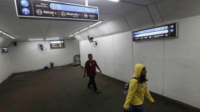 Sejumlah penumpang tampak melewati lorong underpass di Stasiun Manggarai, Jakarta, Sabtu (25/3/2017). [Suara.com/Kurniawan Mas'ud]