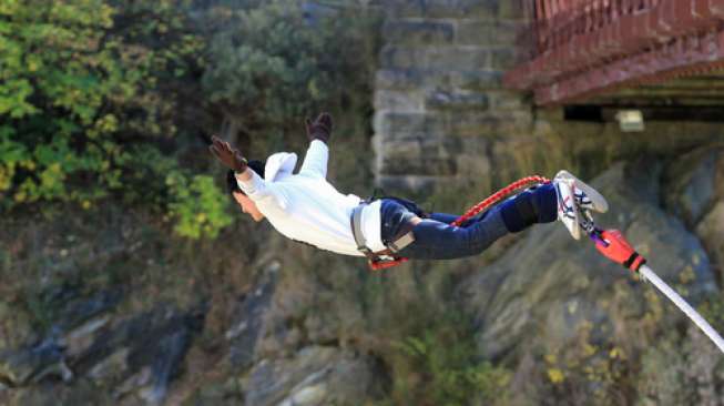 Bungge Jumping, salah satu kegiatan yang memacu adrenalin yang dapat Anda coba saat liburan di Selandia Baru. (Shutterstock)