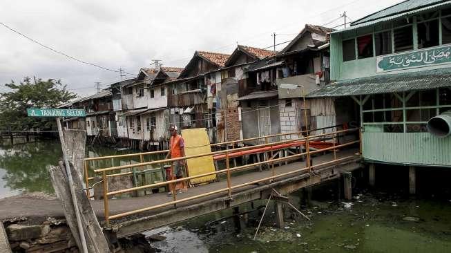 Aktivitas warga di kawasan pemukiman kumuh kampung Grogol, Tanjung Selor, Jakarta, Sabtu (25/3/2017). [Suara.com/Kurniawan Mas'ud]