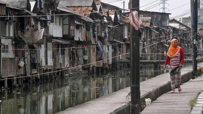 Aktivitas warga di kawasan pemukiman kumuh kampung Grogol, Tanjung Selor, Jakarta, Sabtu (25/3/2017). [Suara.com/Kurniawan Mas'ud]