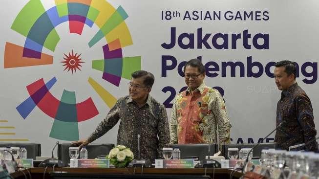 Wakil Presiden Jusuf Kalla memimpin rapat persiapan Asian Games 2018 yang juga dihadiri oleh sejumlah menteri, di kantor Sekretariat Komite Penyelenggara Asian Games (INASGOC) Jakarta, Sabtu (25/3/2017). [Suara.com/Kurniawan Mas'ud]