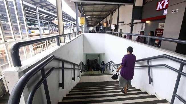 Sejumlah penumpang tampak melewati lorong underpass di Stasiun Manggarai, Jakarta, Sabtu (25/3/2017). [Suara.com/Kurniawan Mas'ud]