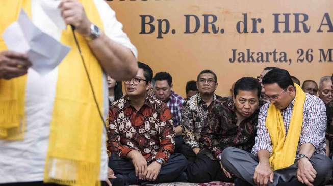 Calon Gubernur DKI Jakarta Basuki Tjahaja Purnama menghadiri acara syukuran Ulang Tahun ke-68 Agung Laksono di Jakarta, Minggu (26/3).