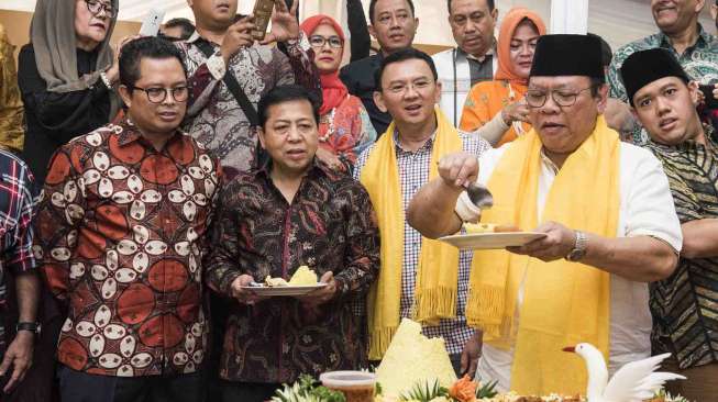 Calon Gubernur DKI Jakarta Basuki Tjahaja Purnama menghadiri acara syukuran Ulang Tahun ke-68 Agung Laksono di Jakarta, Minggu (26/3).