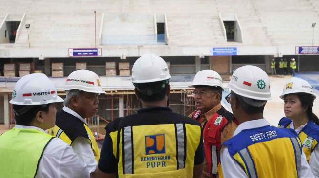 Wapres Jusuf Kalla meninjau proses renovasi Stadion Utama Gelora Bung Karno di Senayan, Jakarta, Minggu (26/3).