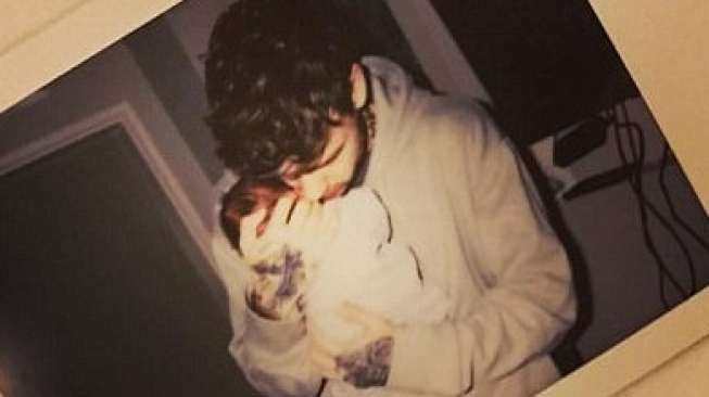 Liam Payne menggendong bayi laki-lakinya. [Instagram]