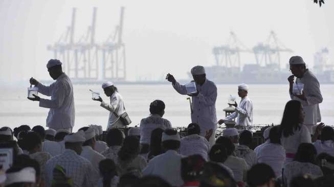 Upacara Melasti di Pantai Arafuru