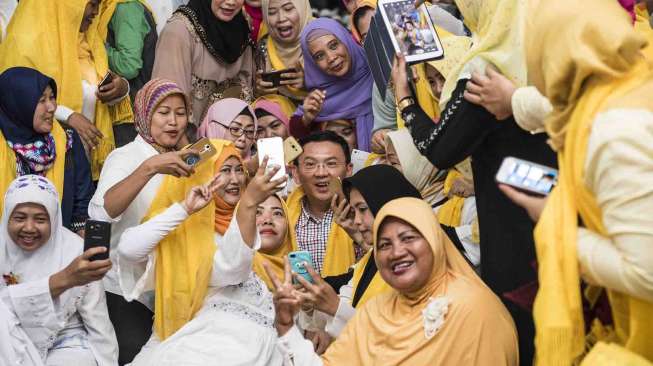 Calon Gubernur DKI Jakarta Basuki Tjahaja Purnama menghadiri acara syukuran Ulang Tahun ke-68 Agung Laksono di Jakarta, Minggu (26/3).