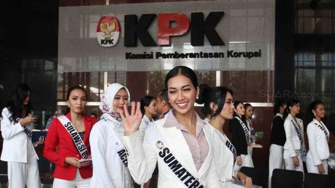 Finalis Puteri Indonesia 2017 mengunjungi KPK, di Jakarta, Senin (27/3).