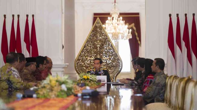 Presiden Joko Widodo menerima Pengurus Pusat Ikatan Hakim Indonesia atau IHI (kiri) di Istana Merdeka, Jakarta, Senin (27/3).