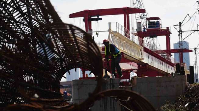 Pekerja menyelesaikan proyek double-double track (DDT) Manggarai-Cikarang di kawasan Manggarai, Senin (27/3).