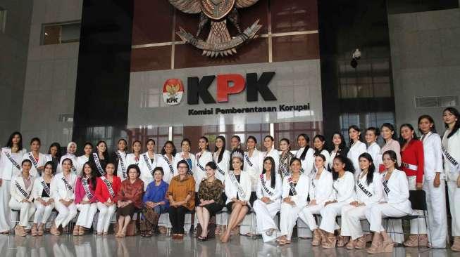 Finalis Puteri Indonesia 2017 mengunjungi KPK, di Jakarta, Senin (27/3).