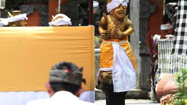 Umat Hindu melakukan sembahyang saat perayaan Nyepi di Pura Aditya Jaya, Rawamangun, Jakarta, Selasa (28/3/2017). [Suara.com/Oke Atmaja]